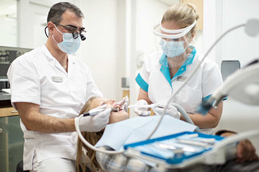 Tandartsassistent aan het werk